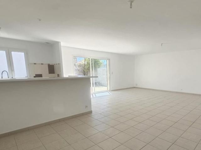 MAISON DE PLEIN PIED 117 M2 SANS VIS À VIS GRANDE PIÈCE DE VIE 3 CHAMBRES PISCINABLE