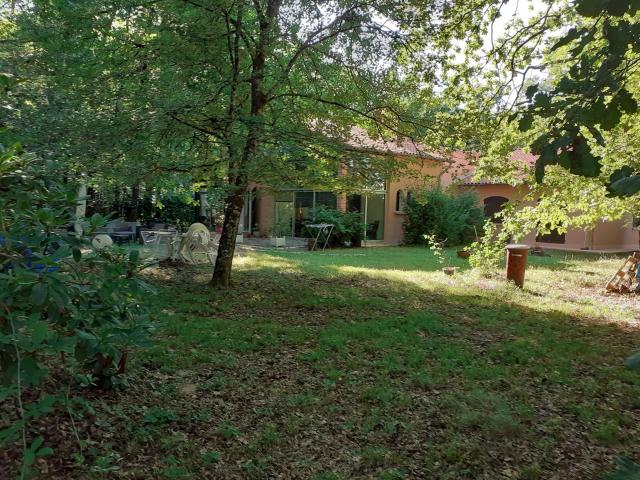 Maison de plein pied située dans un bois