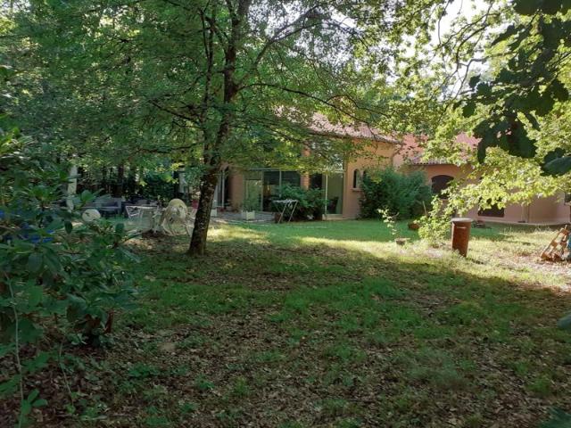 Maison de plein pied située dans un bois