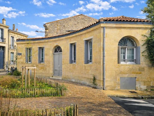 Maison appartement de prestige avec patio Quartier calme, proche écoles et Jardin Public