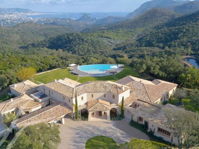 Maison de prestige de 1000 m2 en location Fréjus, France