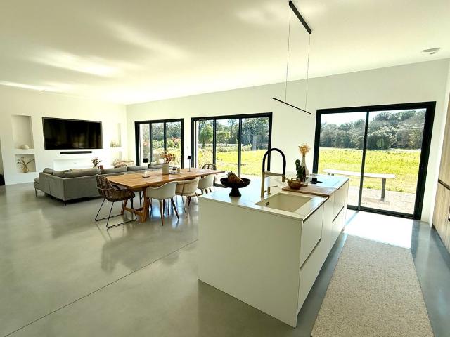 Maison de prestige de 151 m2 en vente Suze la Rousse, Auvergne Rhône Alpes