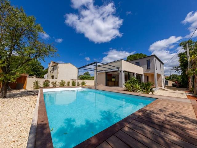 Maison de prestige de 168 m2 en location Aigues Vives, France