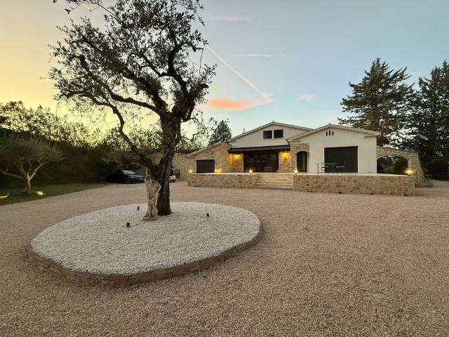 Maison de prestige de 192 m2 en vente Cuers, France