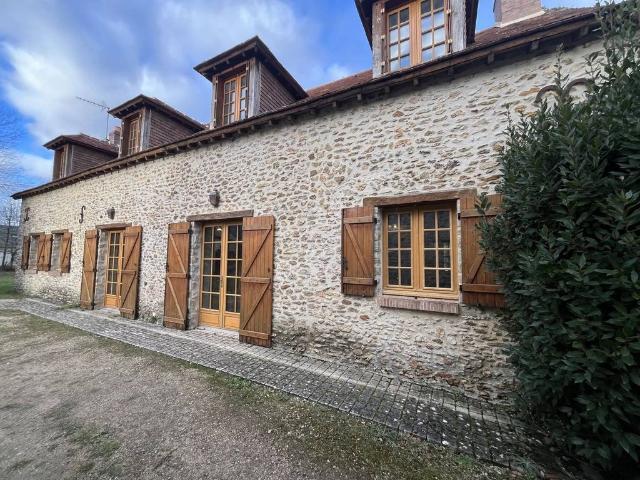 Maison de luxe de 14 pièces en vente à Poigny la Forêt, Île de France