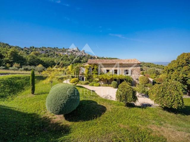 Maison de luxe de 8 pièces en location à Lacoste, Provence Alpes Côte d'Azur