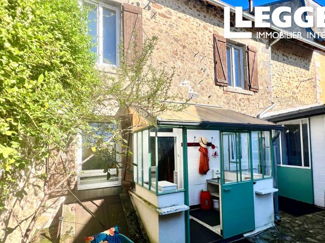 Maison de quatre chambres au cœur du village, avec de beaux jardins, des dépendances et une propriété bien ent