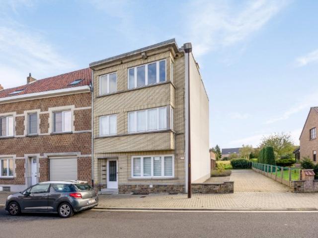 Maison de rapport: 3 appartements, 3 garages, grand jardin