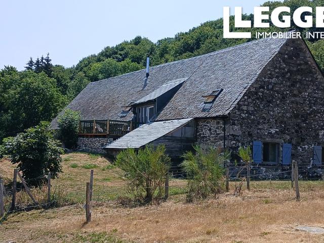 Maison de trois chambres, avec un espace salon, salle à manger et cuisine ouvert, et une salle d'eau