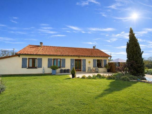 Maison de trois chambres avec grand jardin, garage, dépendance et superbes vues