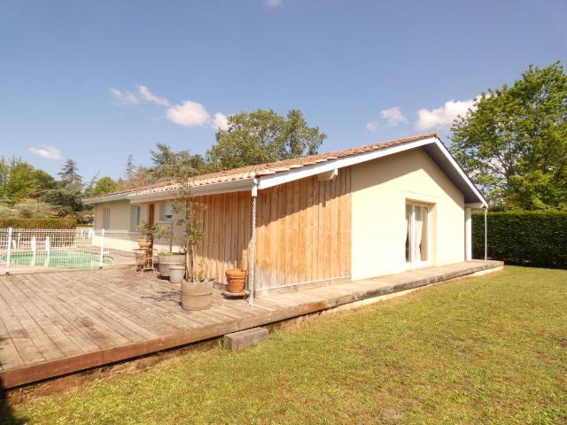 Maison de type 4 d'environ 124 m2 avec piscine sur une parcelle de plus de 1000 m2