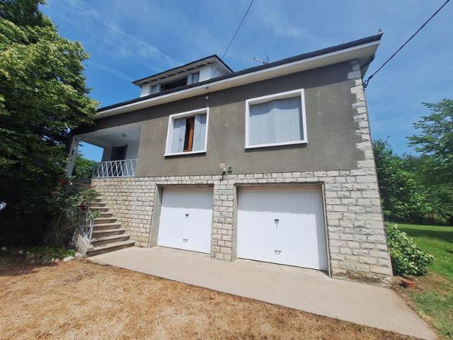 Maison de type 4 élevée sur caves et garage avec terrain