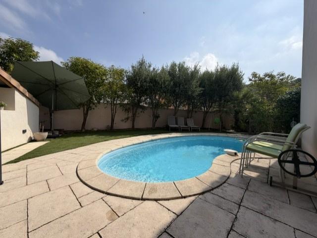 Maison de type 5 meublée avec piscine et garage Quartier résidentiel