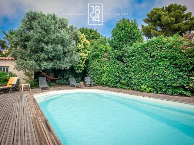 Maison de type 6 de 140 m² avec piscine, dépendance et garage en plein coeur de Carry le Rouet