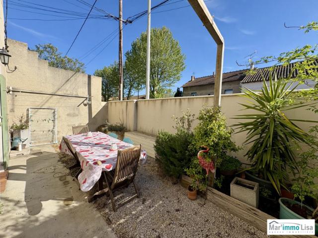 Maison de type bastide T3 avec extérieur et places de stationne