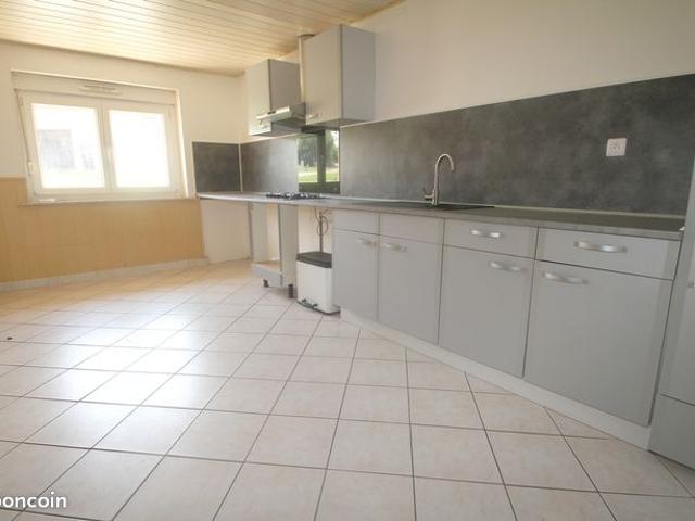Maison de type F9, 319 m² habitable divisible en trois habitations, 6 chambres, 3 garages, grenier aménageable de 300 m², 844 m² de terrain