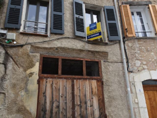 Maison de village 4 niveaux avec garage et exterieur