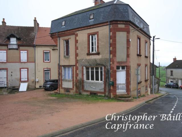 Maison de village, 4 chambres, avec garage et cour