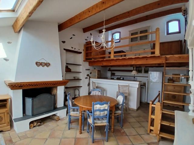Maison de village 4 pièces avec belle terrasse couverte, grand atelier et cave