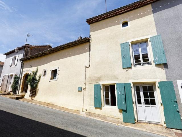 Maison de village 4 pièces avec cour intérieure et jardin. 86m² Varaignes
