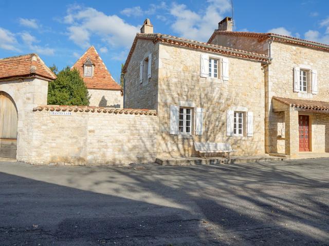 Charmante maison de village en pierre avec 5 chambres, un pigeonnier, une jolie cour et un grand jardin avec p