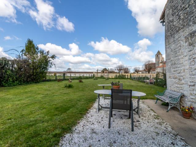 MAISON DE VILLAGE, 5 CHAMBRES, 3 SALLES D'EAU, DÉPENDANCES