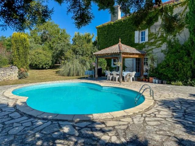 Charmante Maison en Pierre avec Piscine et Vue Panoramique