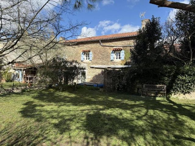 Maison de village magnifiquement rénovée avec jardin