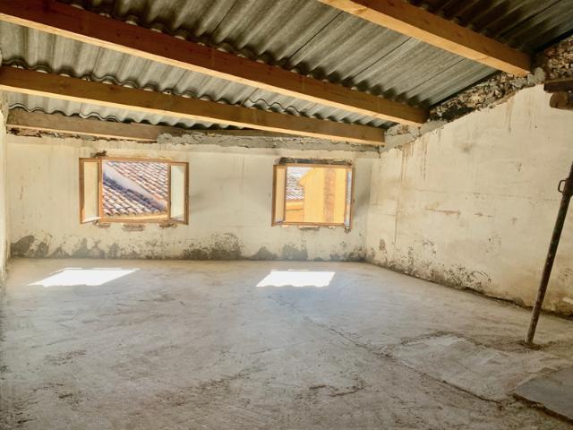 Maison de village 101 m2 avec grande cave à compléter à Coti