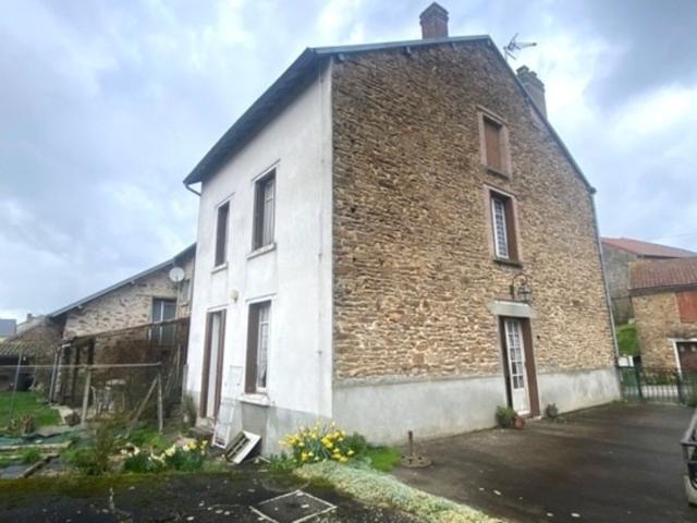 Maison de village, 103m², 3 chambres, terrasse et jardinet avec 2 garages 59 900 €