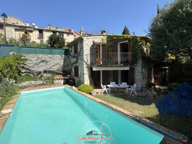 Maison de village 2 pièces individuelle avec piscine et jard