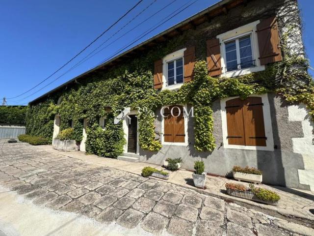 MAISON DE VILLAGE 300 M2 TERRAIN 8.5 HECTARES BOX POUR C