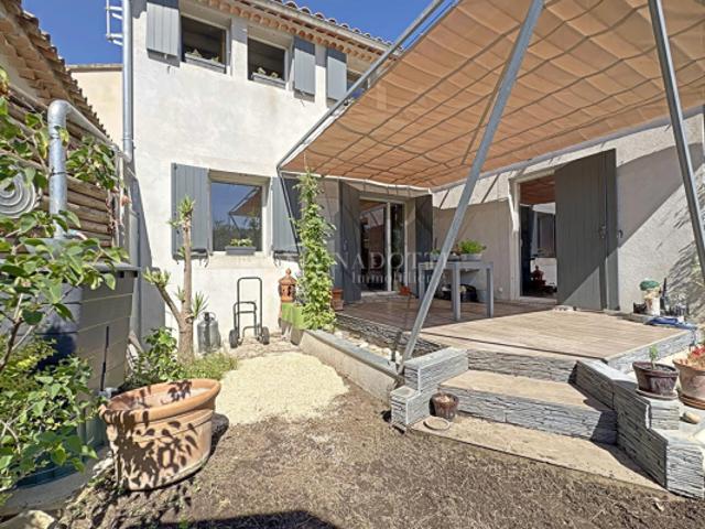 Maison de village T3 avec terrasse et jardin env.140 m2 au calme Cadenet