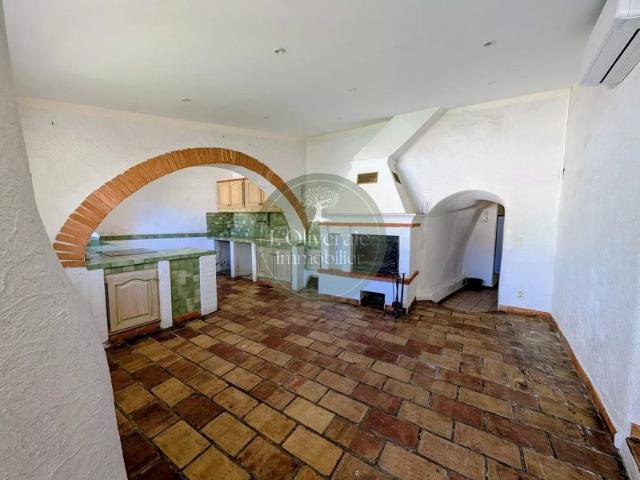 MAISON DE VILLAGE T5 DE PLAIN PIED AVEC EXTÉRIEUR