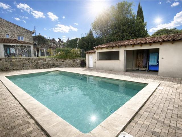 Maison de village T6 de 189m2 hab, 100m2 de garage dépendanc