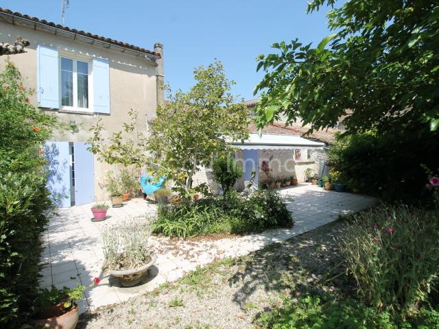 Maison de village, trois chambres, une belle grange, un jardin