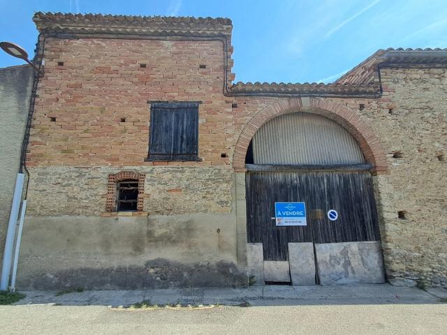 Maison de village traversante, grand garage, grange et fort potentiel – Pexiora