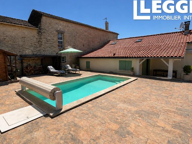 Maison de village très spacieuse avec piscine chauffée près de Beaumont du Périgord