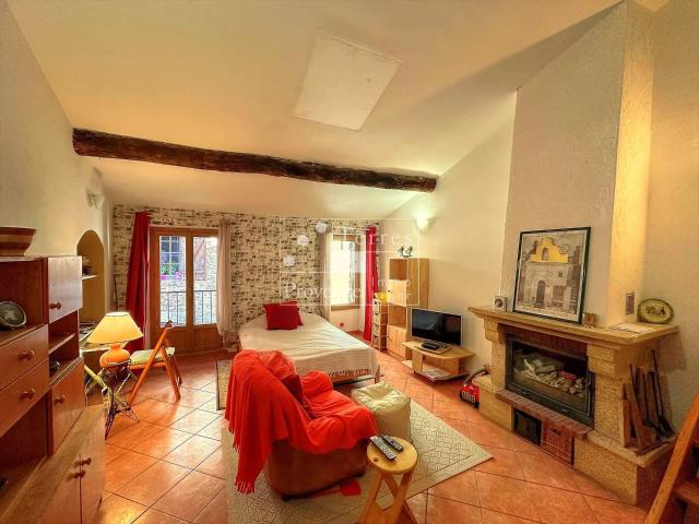 Maison de village à Aups avec mezzanine et revenu locatif –. 77m² Aups