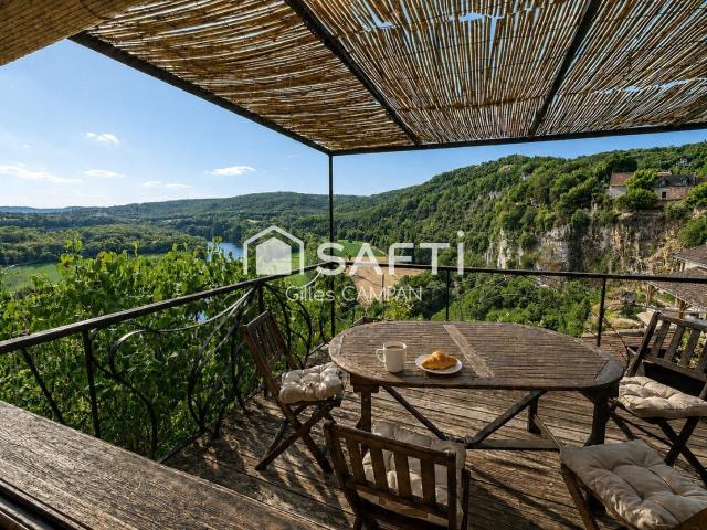 Maison de village à Calvignac en position dominante au coeur. 100m² Calvignac