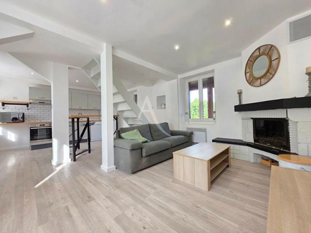 Maison de village à Pierre Levée grandement rénovée 3 chambres avec véranda et garage Terrain clos et arboré