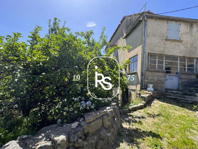 Maison de village à rénover avec terrain, garage et atelier