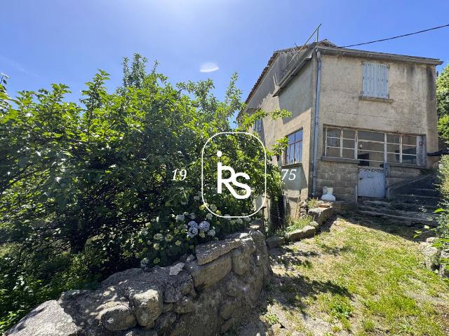 Maison de village à rénover avec terrain, garage et atelier 86m² Prunet