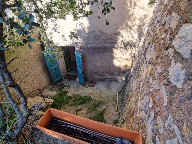 Maison de village à rénover avec grand terrain à Thézan les Corbières