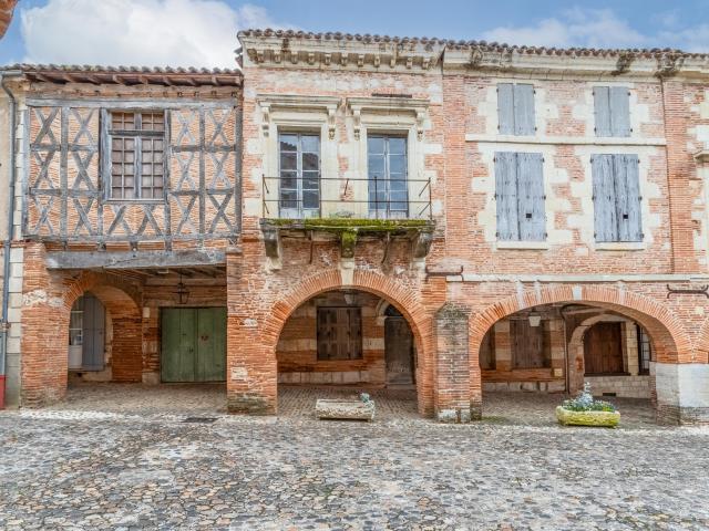 Maison de village à rénover avec jardin et garage