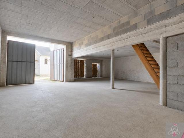 MAISON DE VILLAGE A RENOVER + HANGAR A VRIANGE