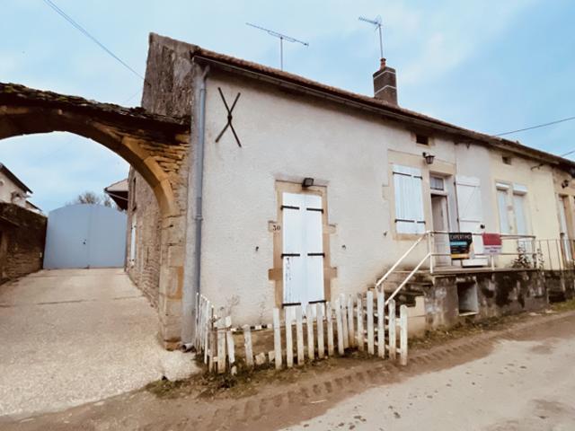 Maison de village à restaurer à COURTEROLLES 49 500 EUR F.A