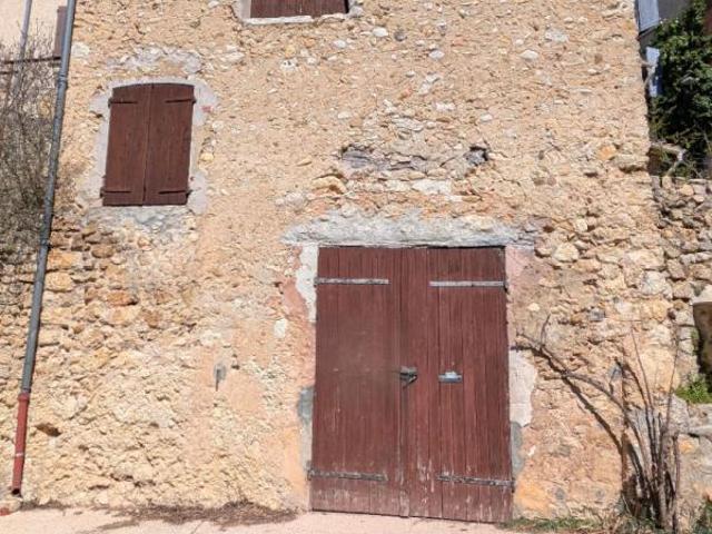 Maison de village à restaurer sur Saint Martin De Bromes 90 m2
