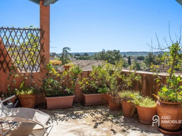 Maison de village à Saint Quentin la Poterie avec deux grandes terrasses