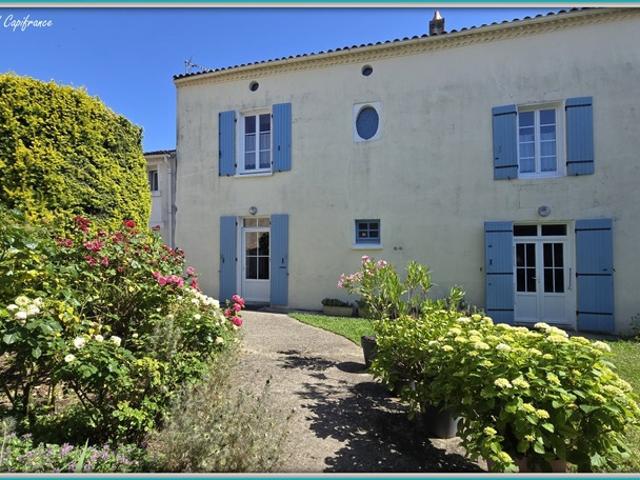 Maison DE VILLAGE à vendre 7 pièces dont 5 CHAMBRES LOULAY 17 avec DEPENDANCES garage 54m² + préau